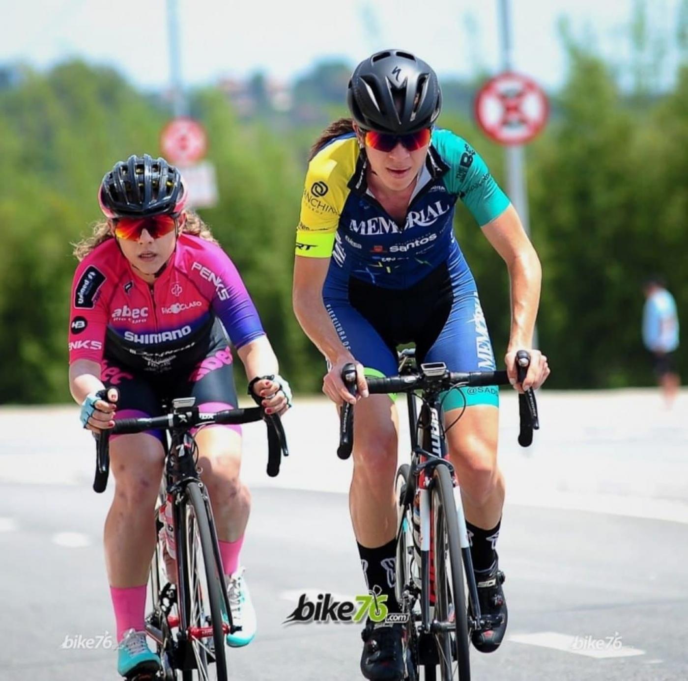 Duas ciclistas na competição #paratodosverem