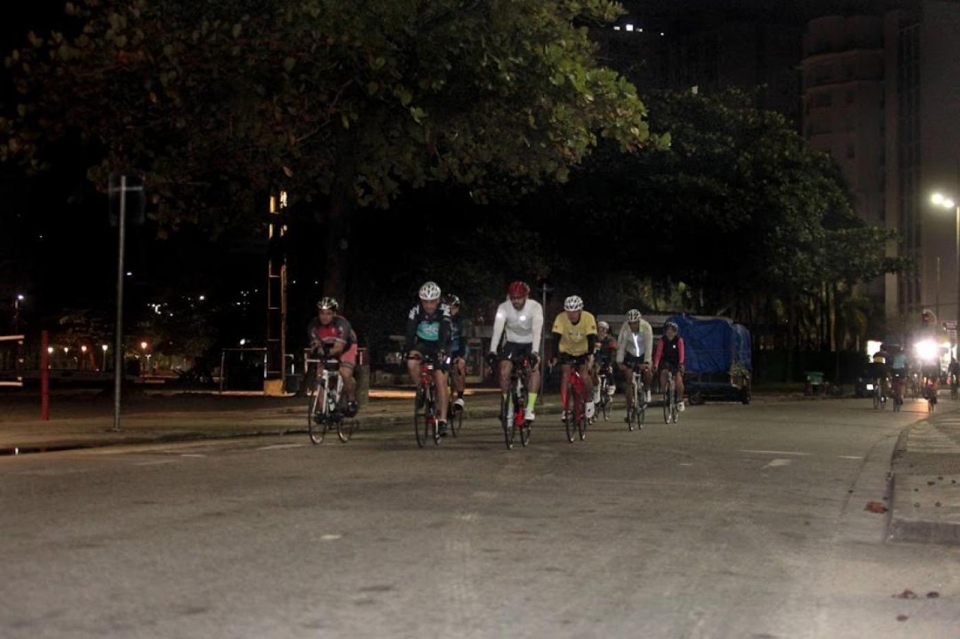 ciclistas pedalam na avenida da orla de madrugada #paratodosverem