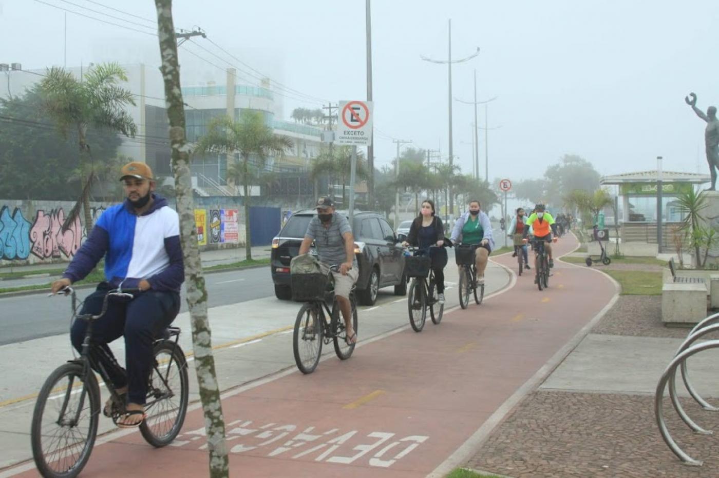 Ciclistas na ciclovia da orla. #paratodosverem