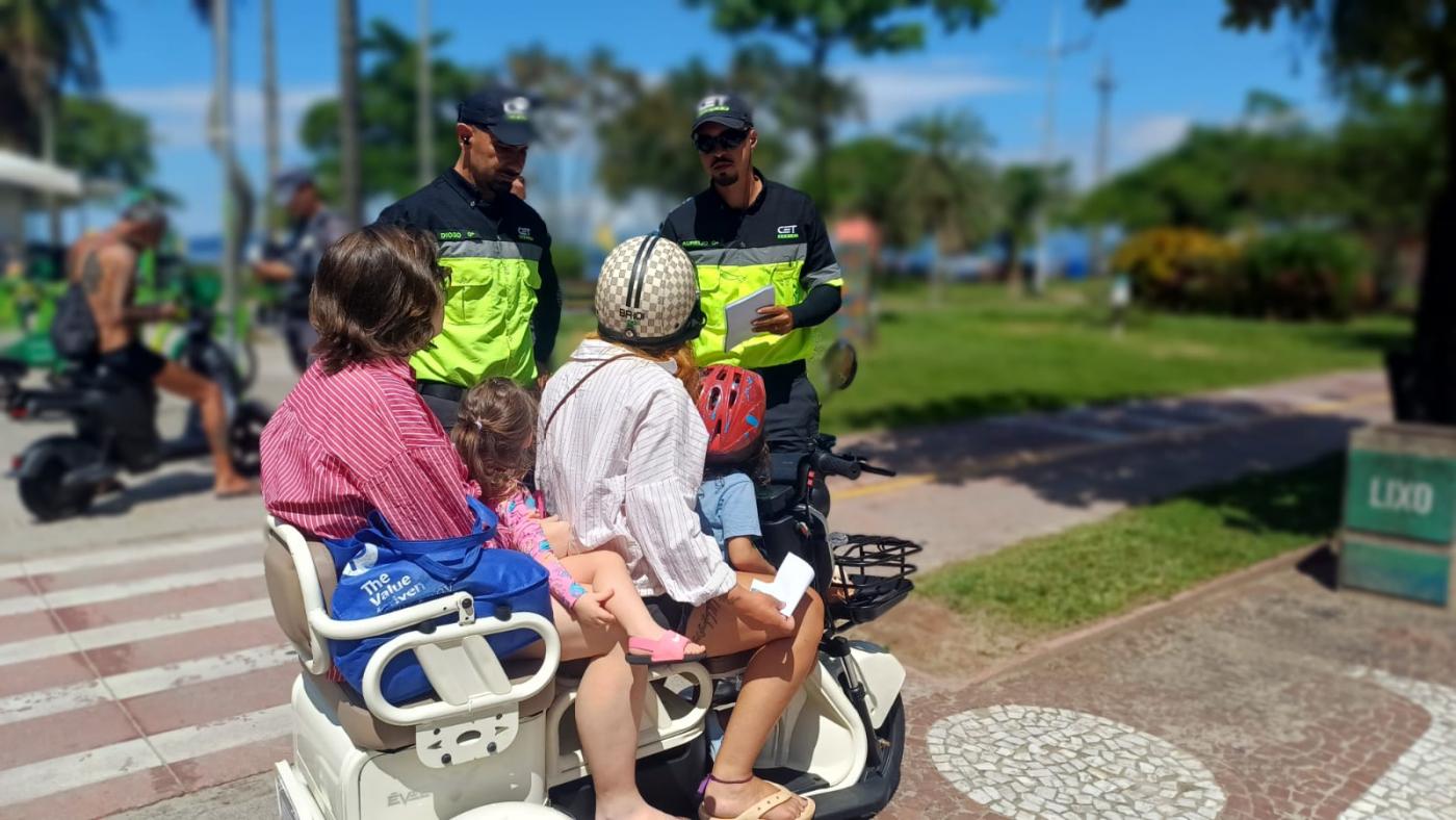 pessoas abordadas por agentes em ciclovia #paratodosverem 