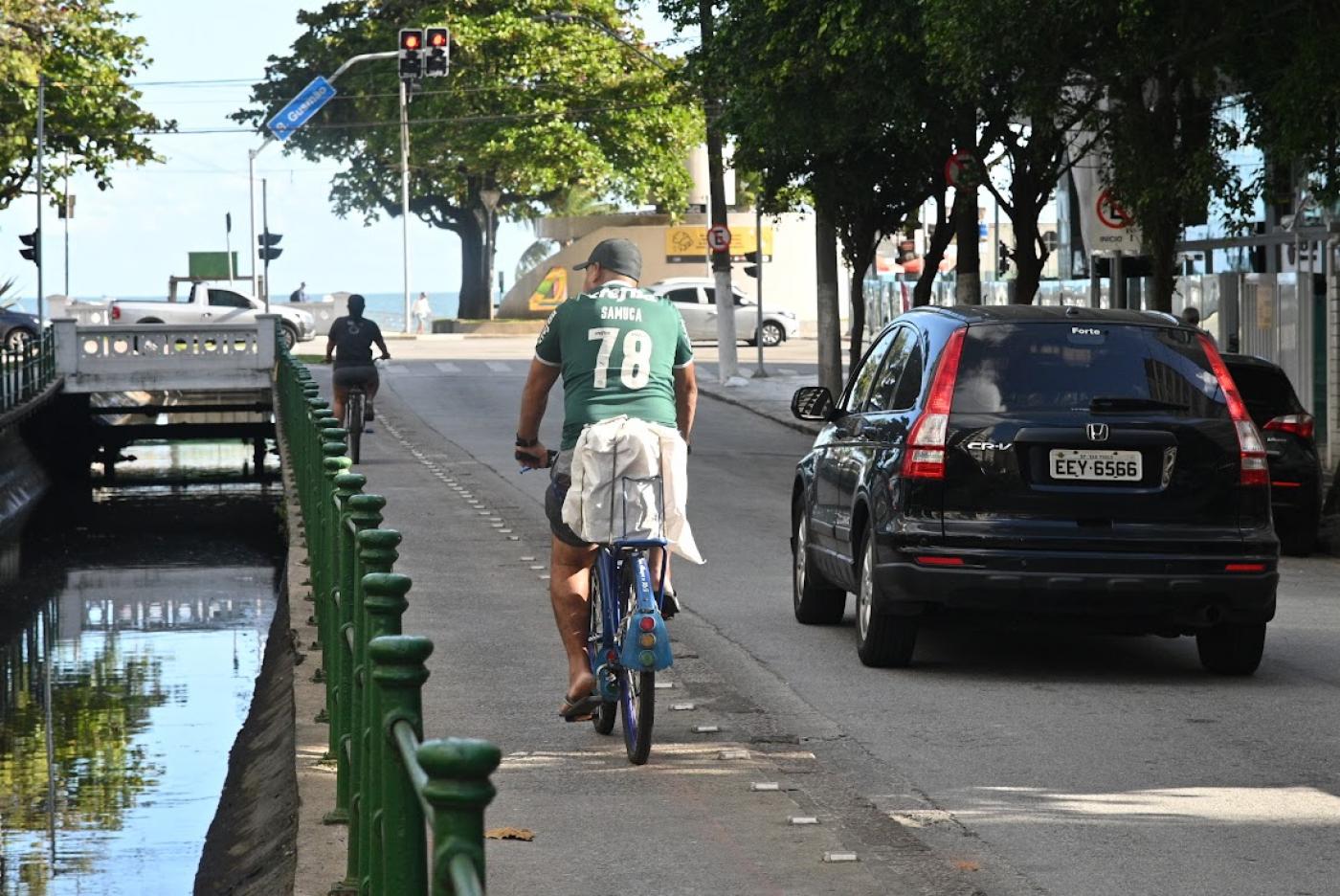 trecho da ciclovia com ciclistas trafegando #paratodosverem