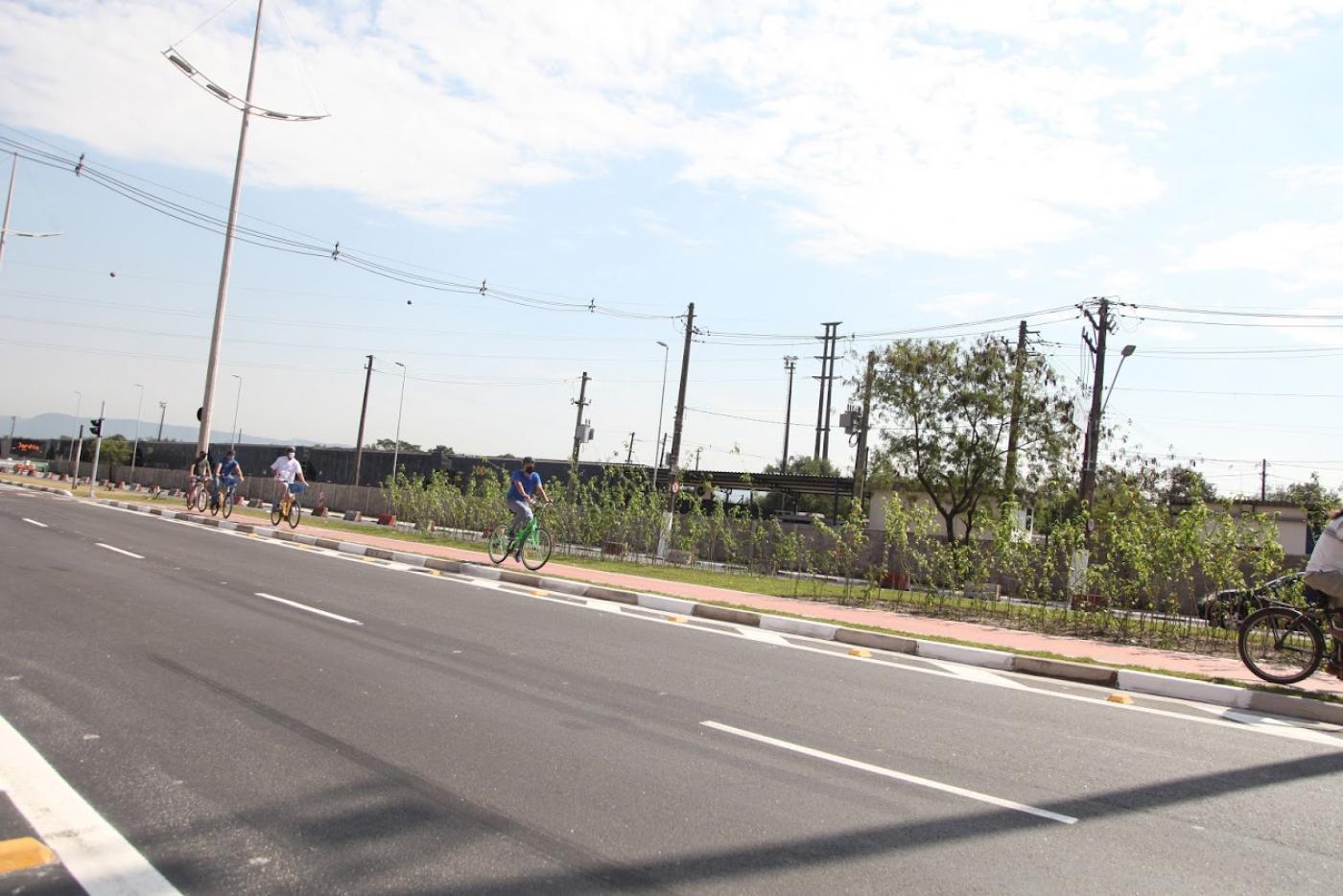 Ciclovia ao fundo com bicicletas circulando. #Paratodosverem