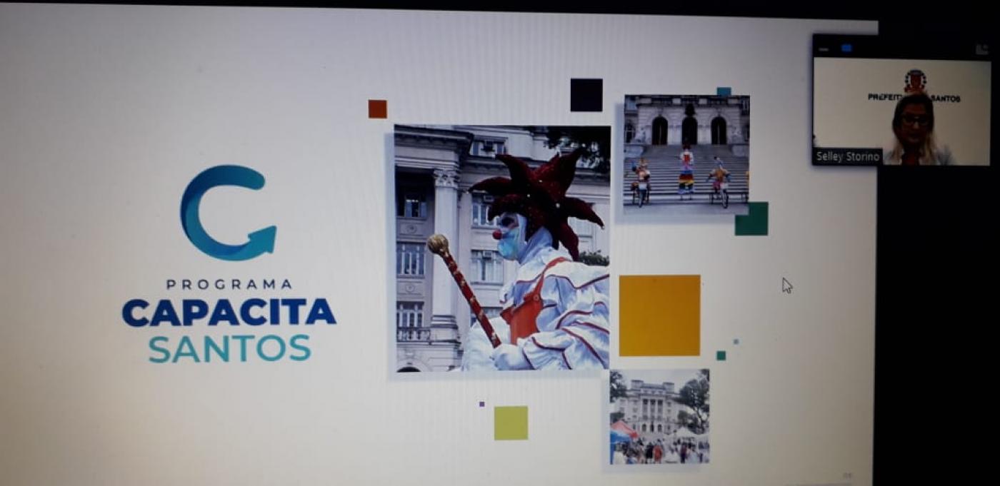 tela de computador com imagens artísticas. Ao lado esquerda está o logotipo do programa Capacita Santos. #paratodosverem