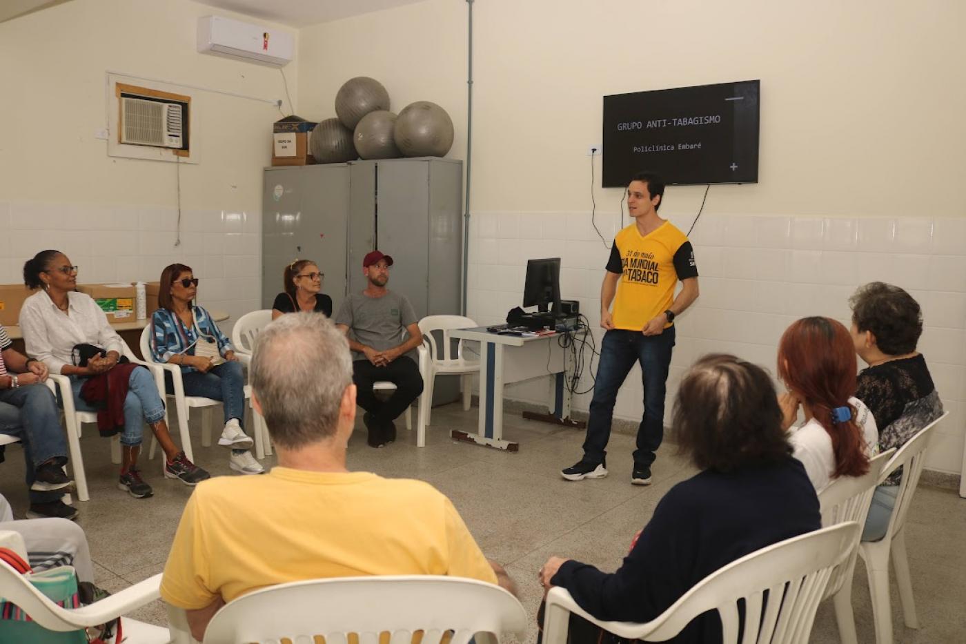pessoas reunidas em grupo de apoio para parar de fumar #paratodosverem 