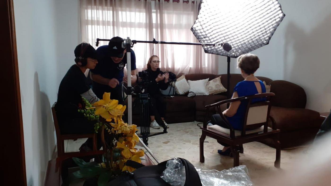 pessoas gravando filme em sala #paratodosverem 