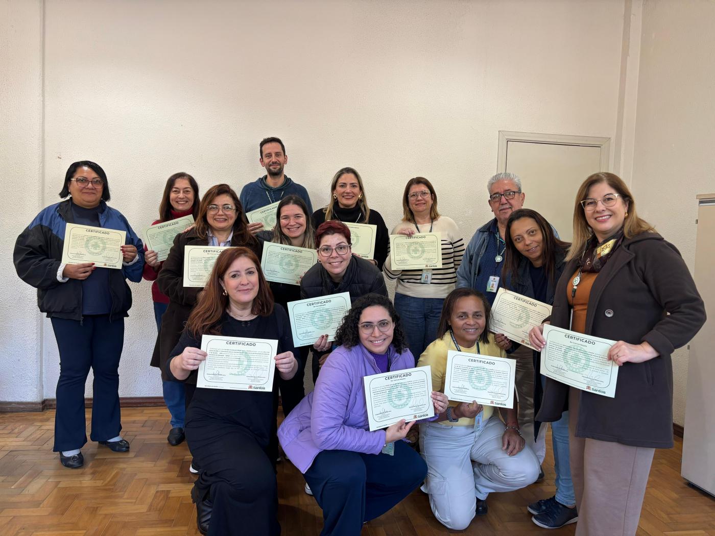 membros da cipa mostram certificados #paratodosverem