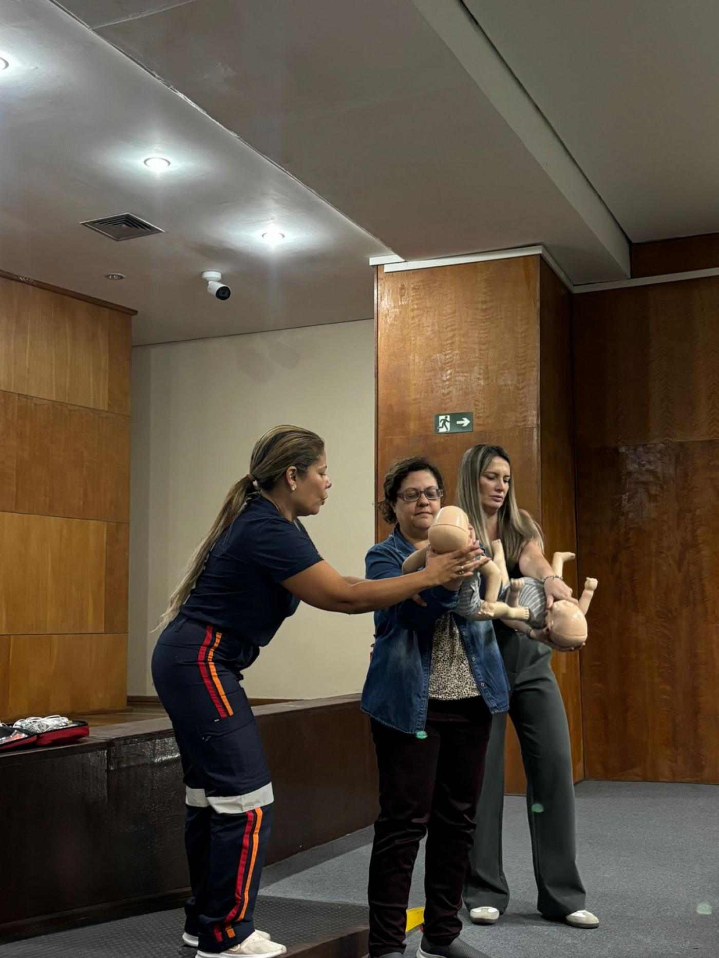 instrutor mostra manobra de primeiros socorros #paratodosverem