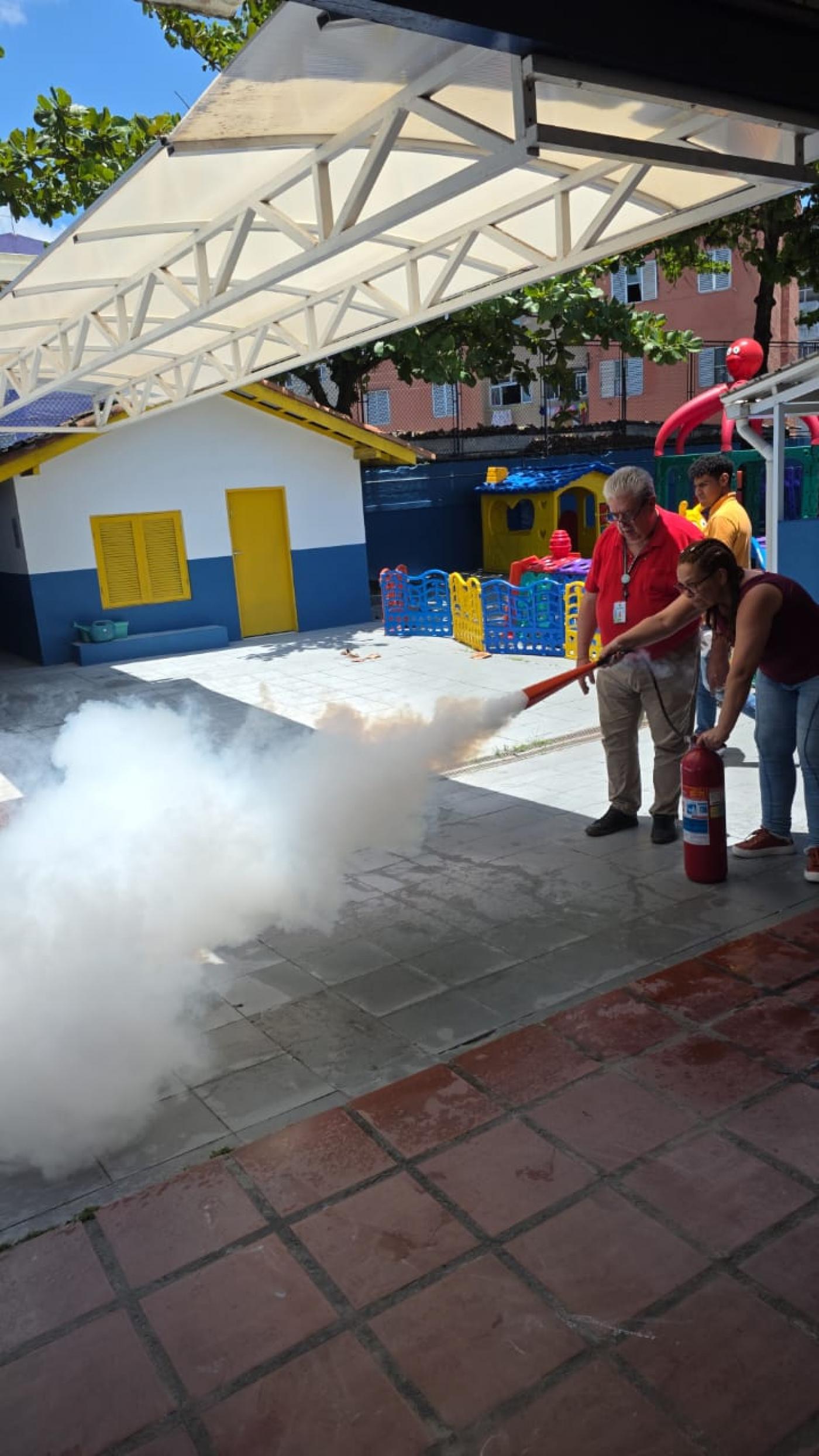 professor ensina educador a usar extintor #paratodosverem 