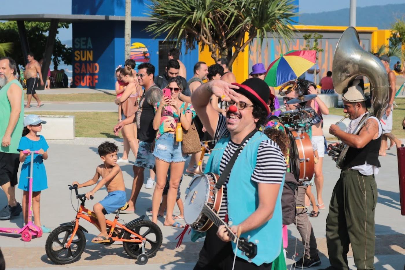 artistas de circo se apresesntam no emissário #paratodosverem 