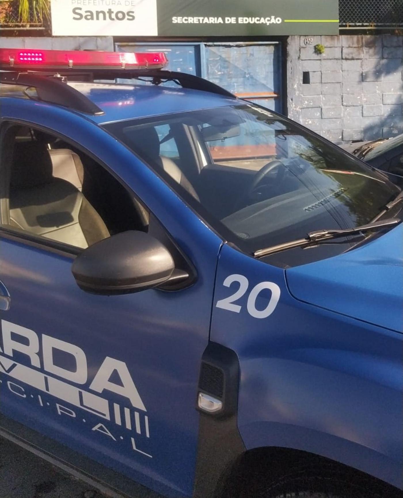 viatura da guarda municipal parada em frente a uma escola. #paratodosverem