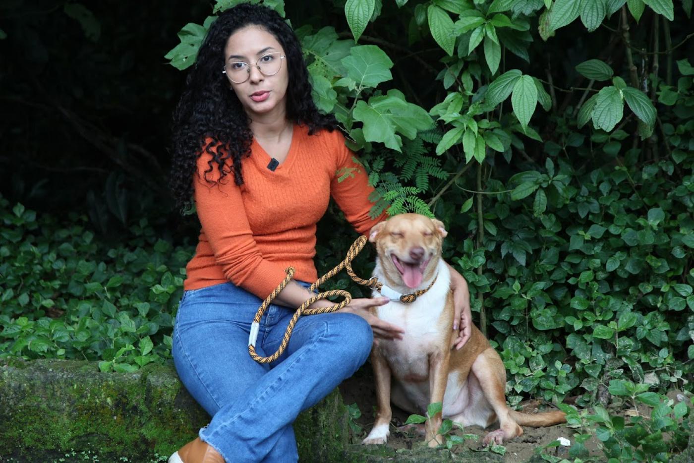 mulher segura cachorro #paratodosverem 