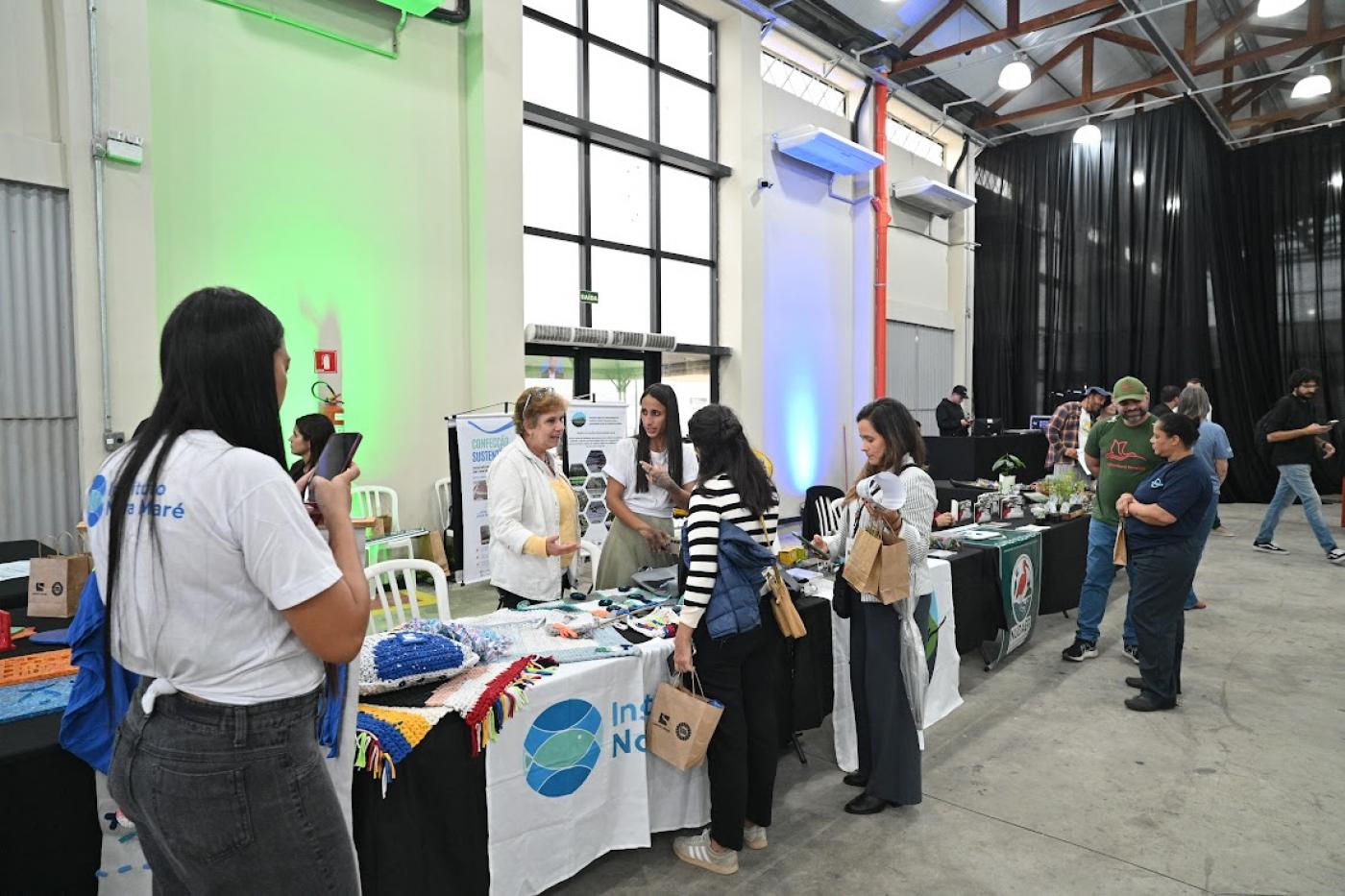 pessoas olhando produtos #paratodosverem 