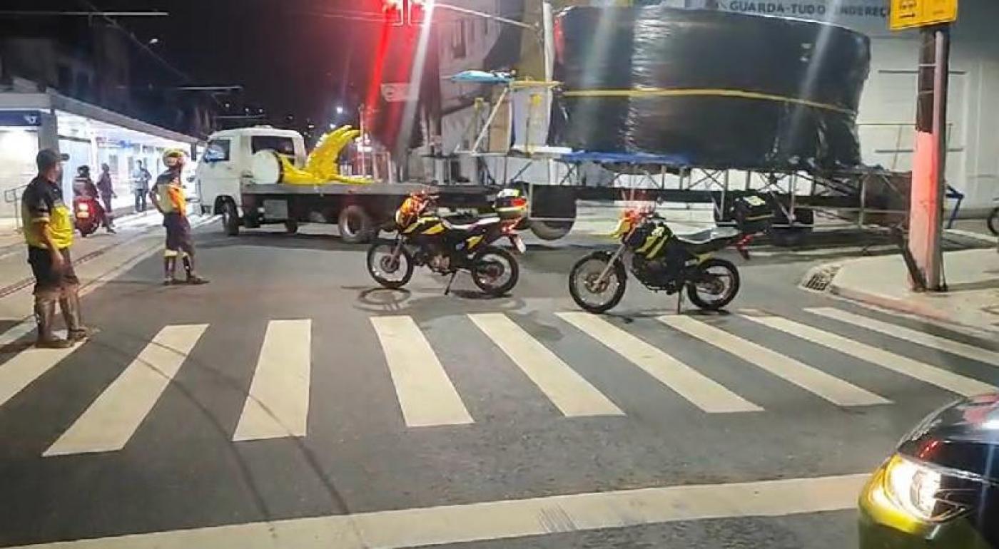 caminhão com carros alegóricos é escoltado #paratodosverem 