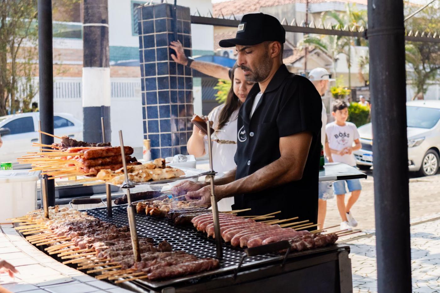 Ambulante fazendo churrasco na rua #paratodosverem