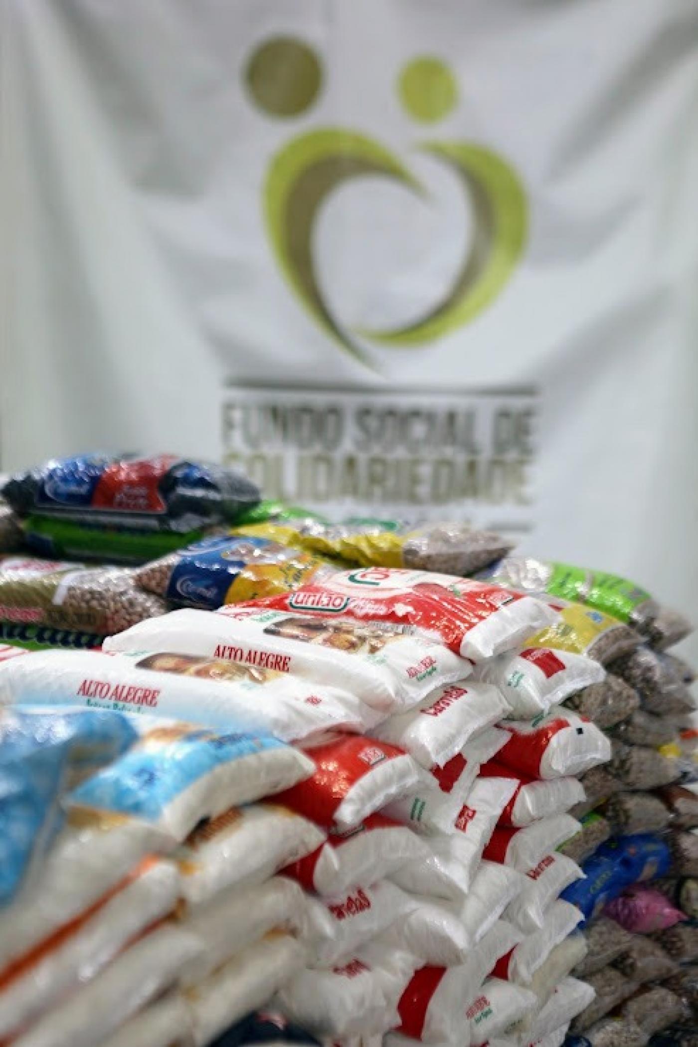 alimentos no fundo social #paratodosverem 