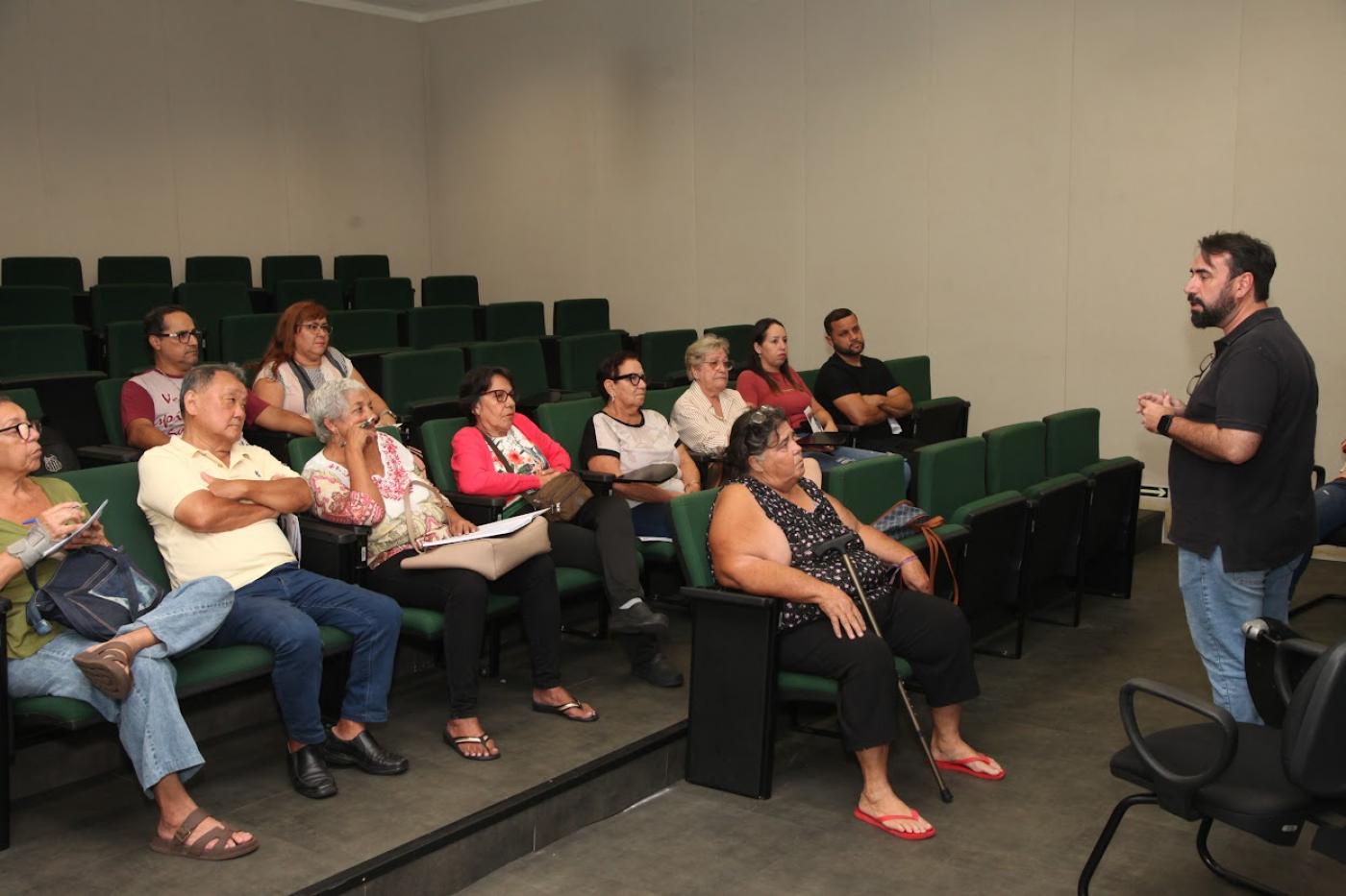 pessoas participando de reunião #paratodosverem