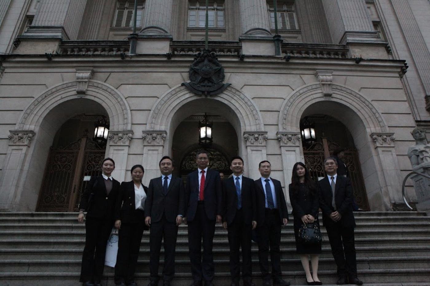 comitiva de chineses posa para foto na escadaria do paço . #paratodosverem