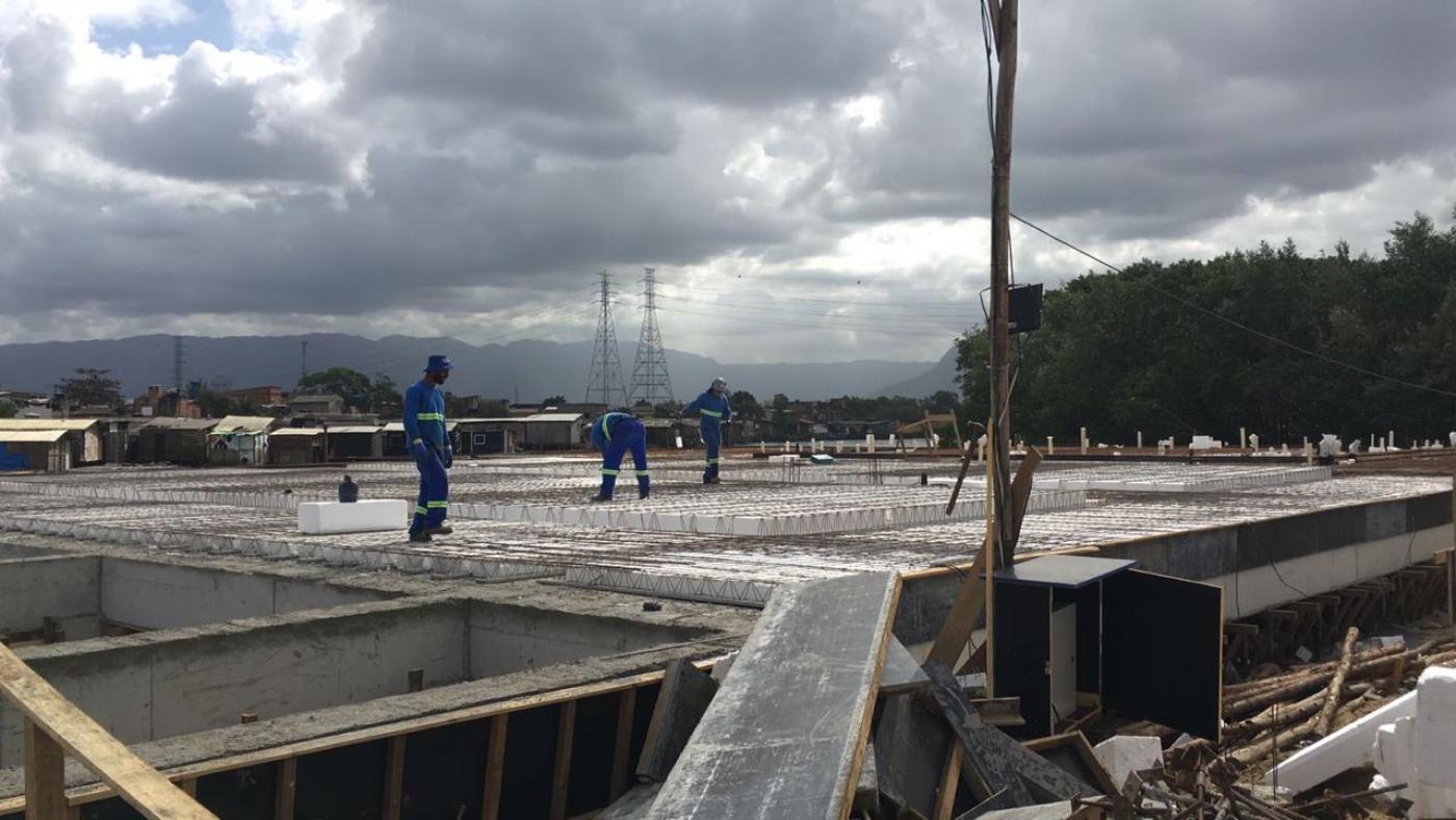 homens trabalham em área de construção. #paratodosverem
