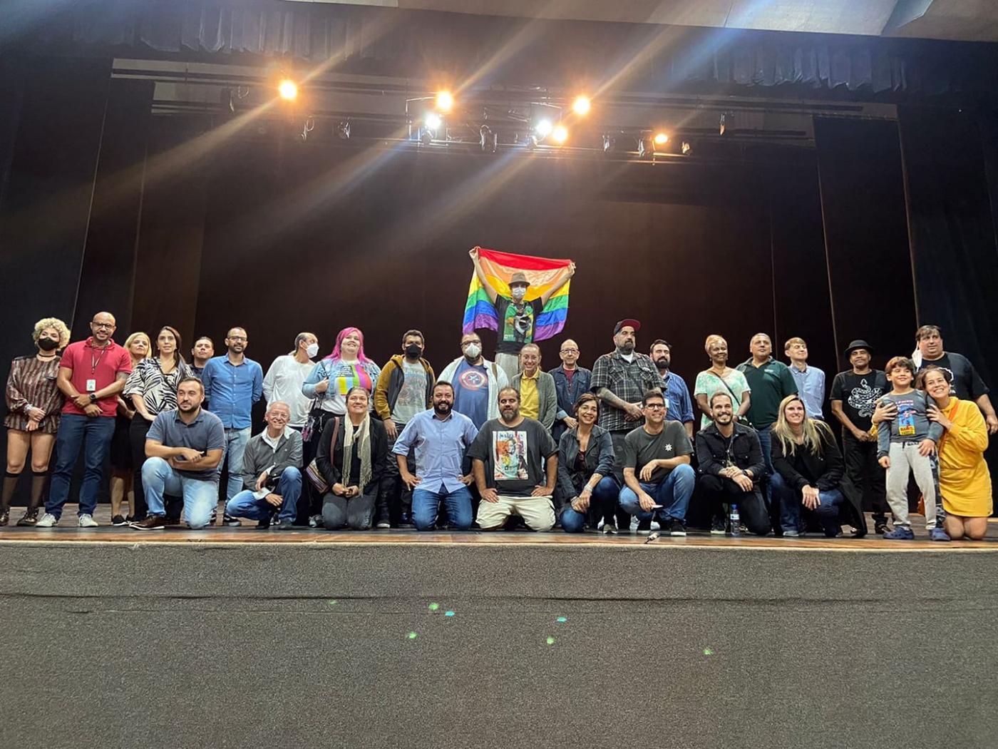 Os conselheiros reunidos no palco posam para foto. #paratodosverem