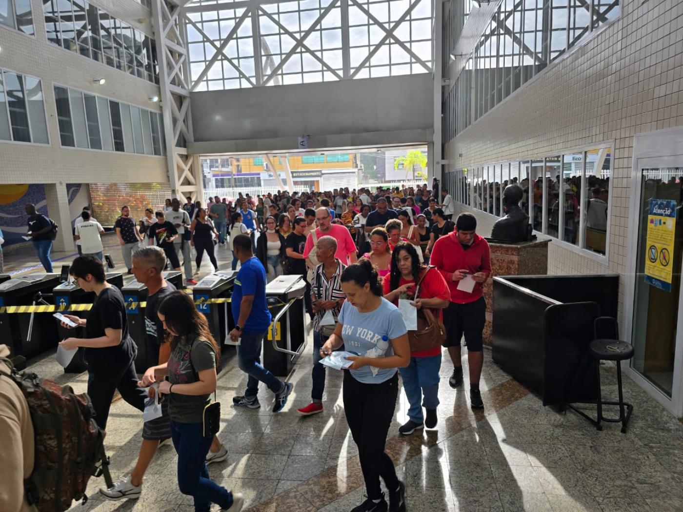 pessoas chegam em universidade para concurso #paratodosverem 