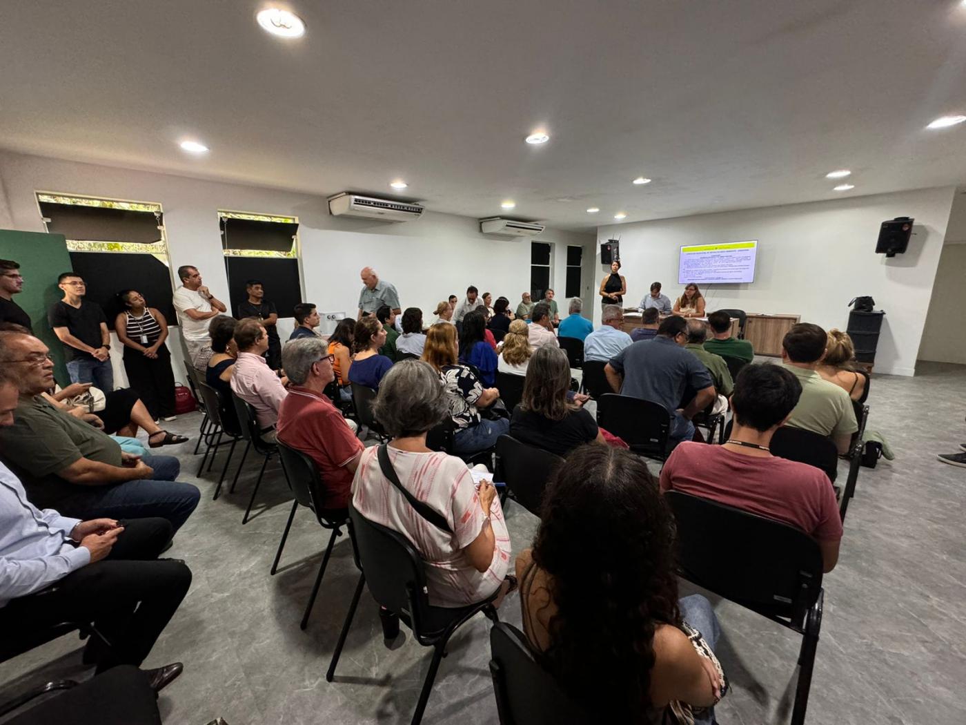 pessoas sentadas na reunião #paratodosverem 