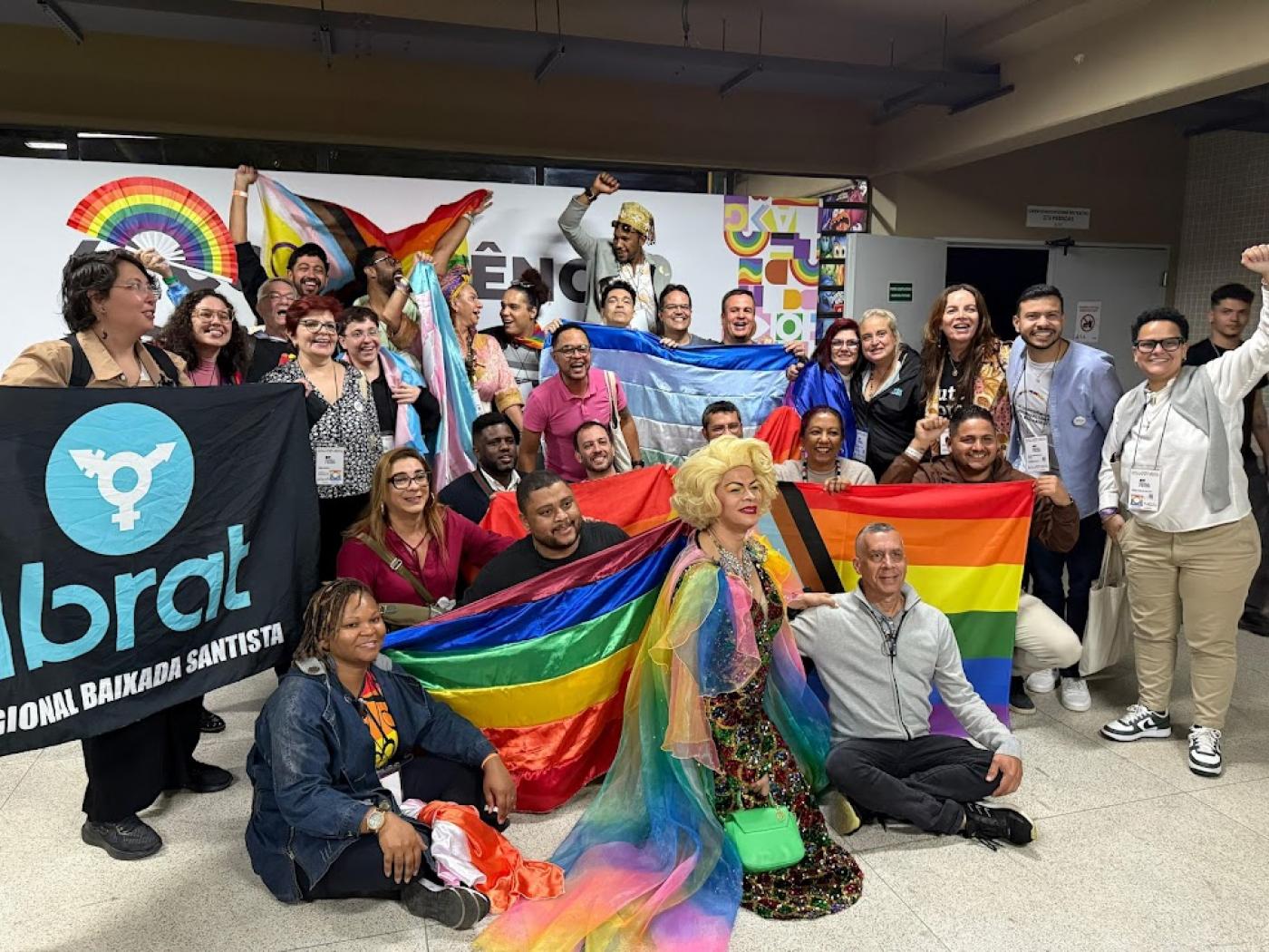 delegação santista posa com bandeira LGBT+ #paratodosverem 