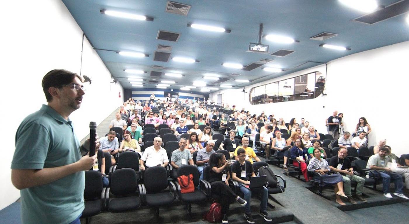 secretário fala a participantes da conferência #paratodosverem
