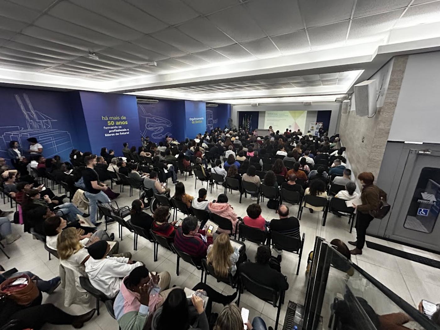 pessoas na plateia #paratodosverem