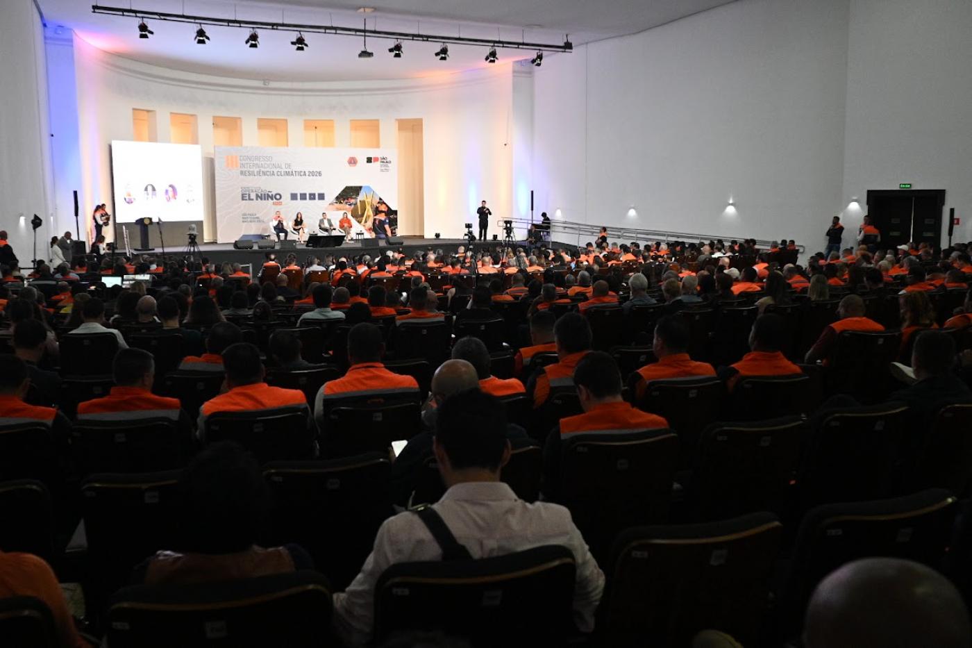 pessoas com coletes da defesa civil acompanham o congresso #paratodosverem