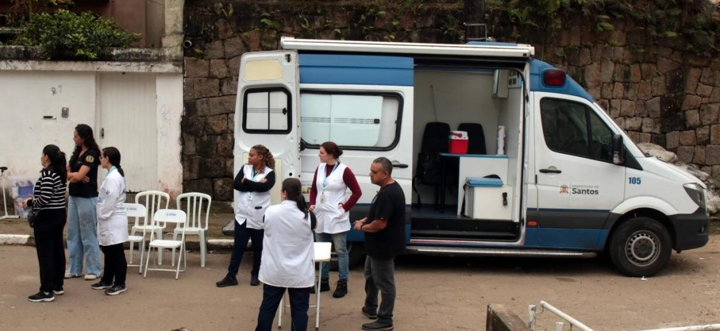 profissionais de saúde na frente da van do consultório na rua #paratodosverem 