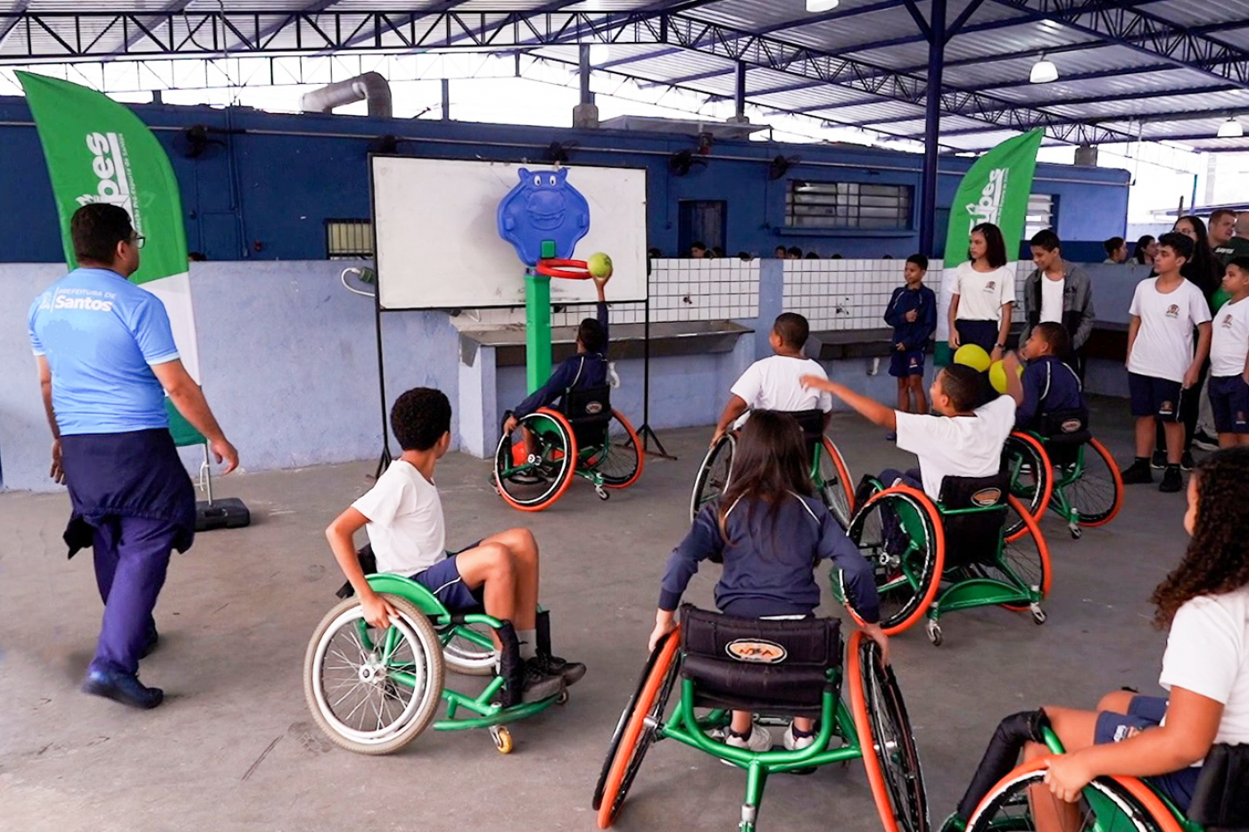 meninos jogando basquete em cadeiras de rodas #paratodosverem