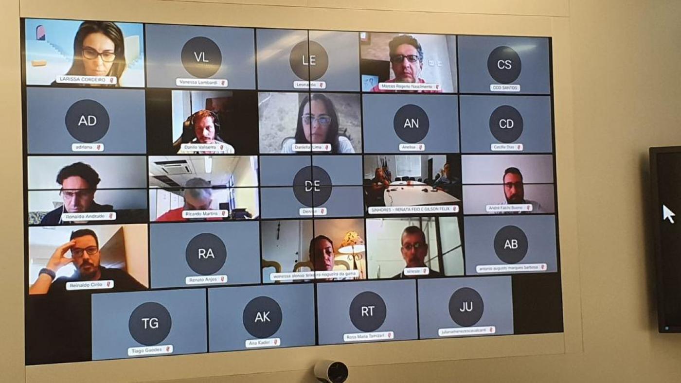 Tela com subtelas de pessoas participante de reunião virtual. #paratodosverem