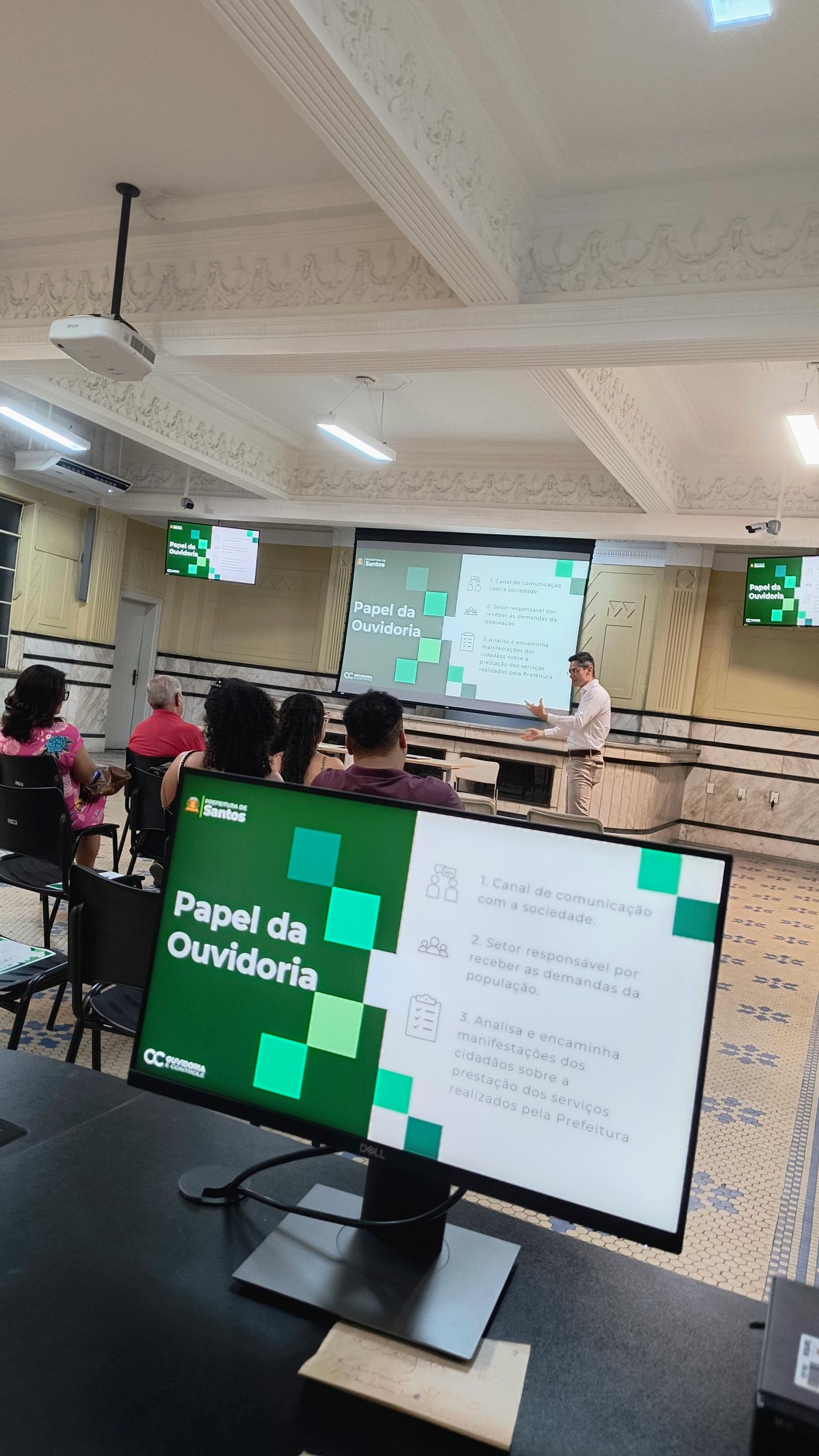 pessoas participando de reunião #paratodosverem