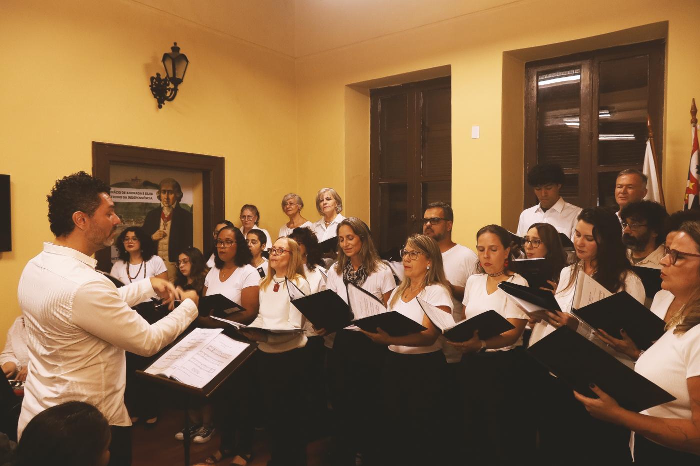 pessoas cantando em coral #paratodosverem 