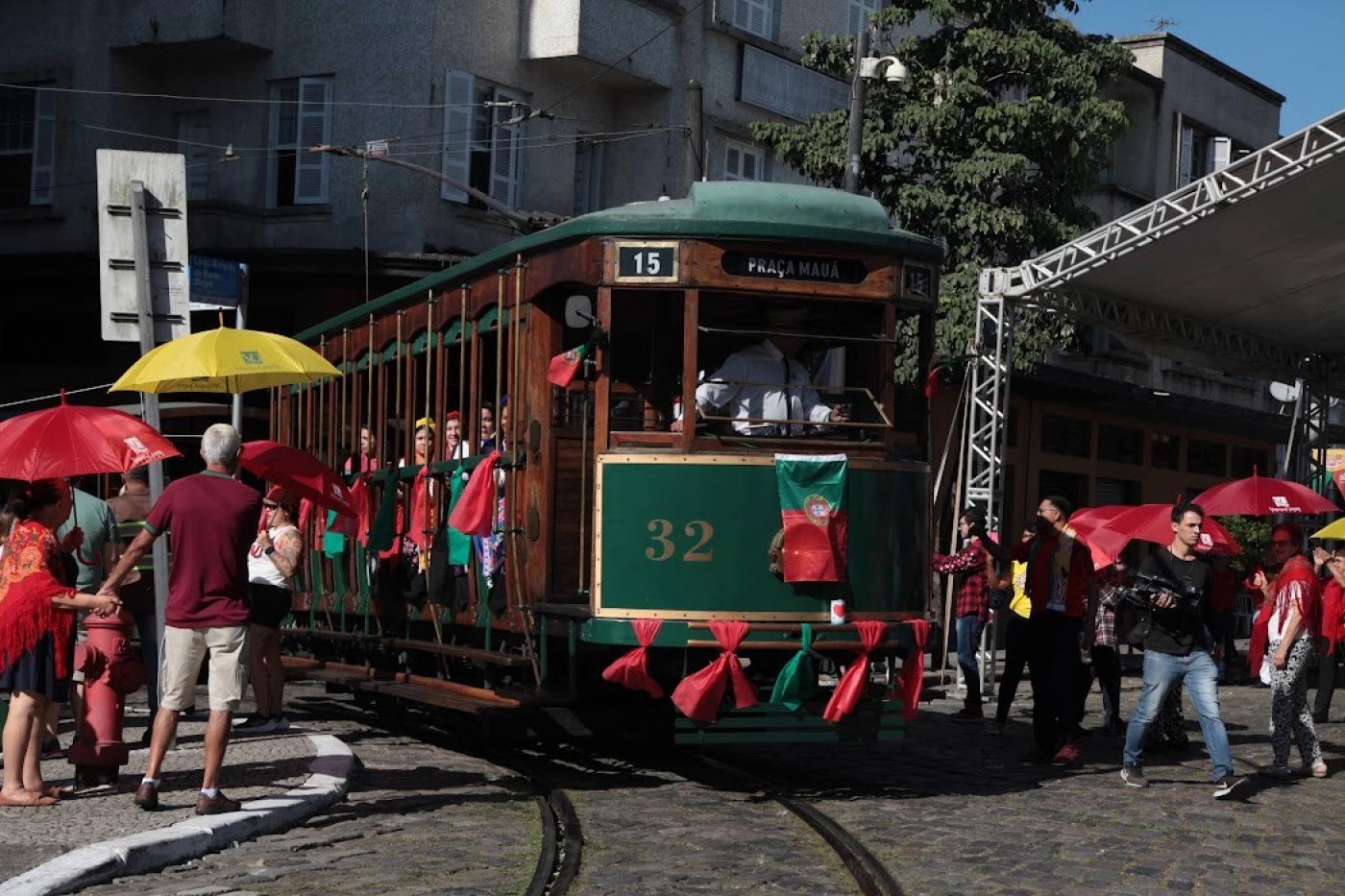 bonde decorado com motivos portugueses percorre o centro histórico. #paratodosverem