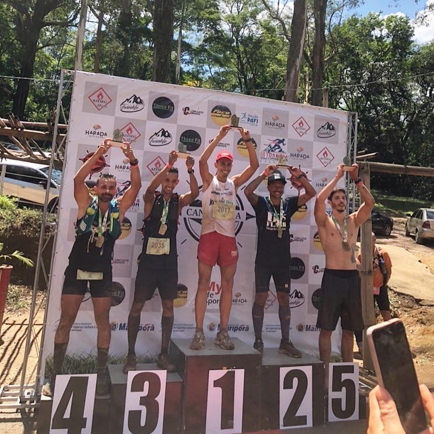 Pódio com os cinco primeiros colocados, erguendo os seus troféus. #pratodosverem