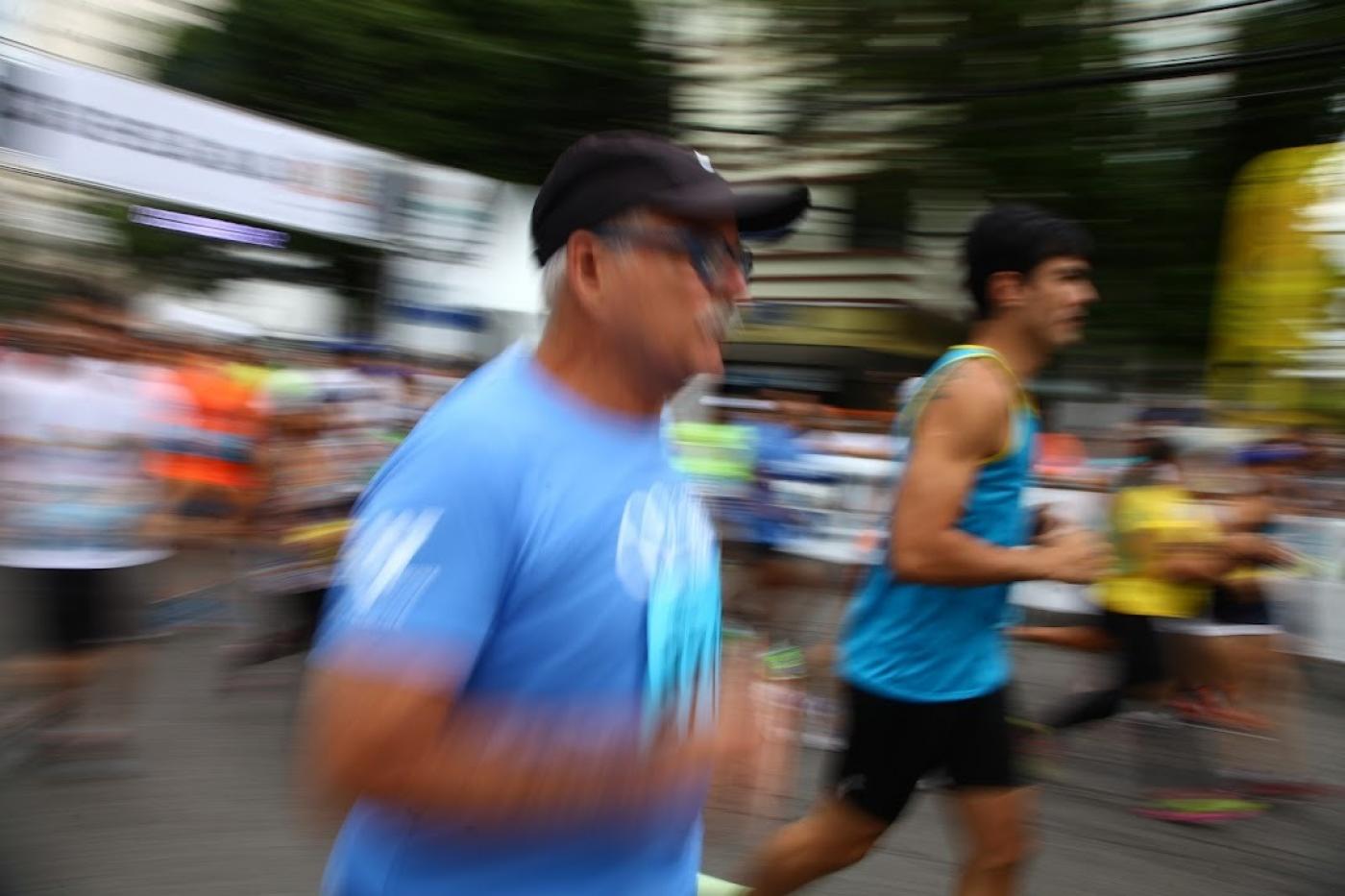 imagem de pessoas correndo na rua. Foto sem foco demonstra efeito de velocidade com pessoas correndo. 