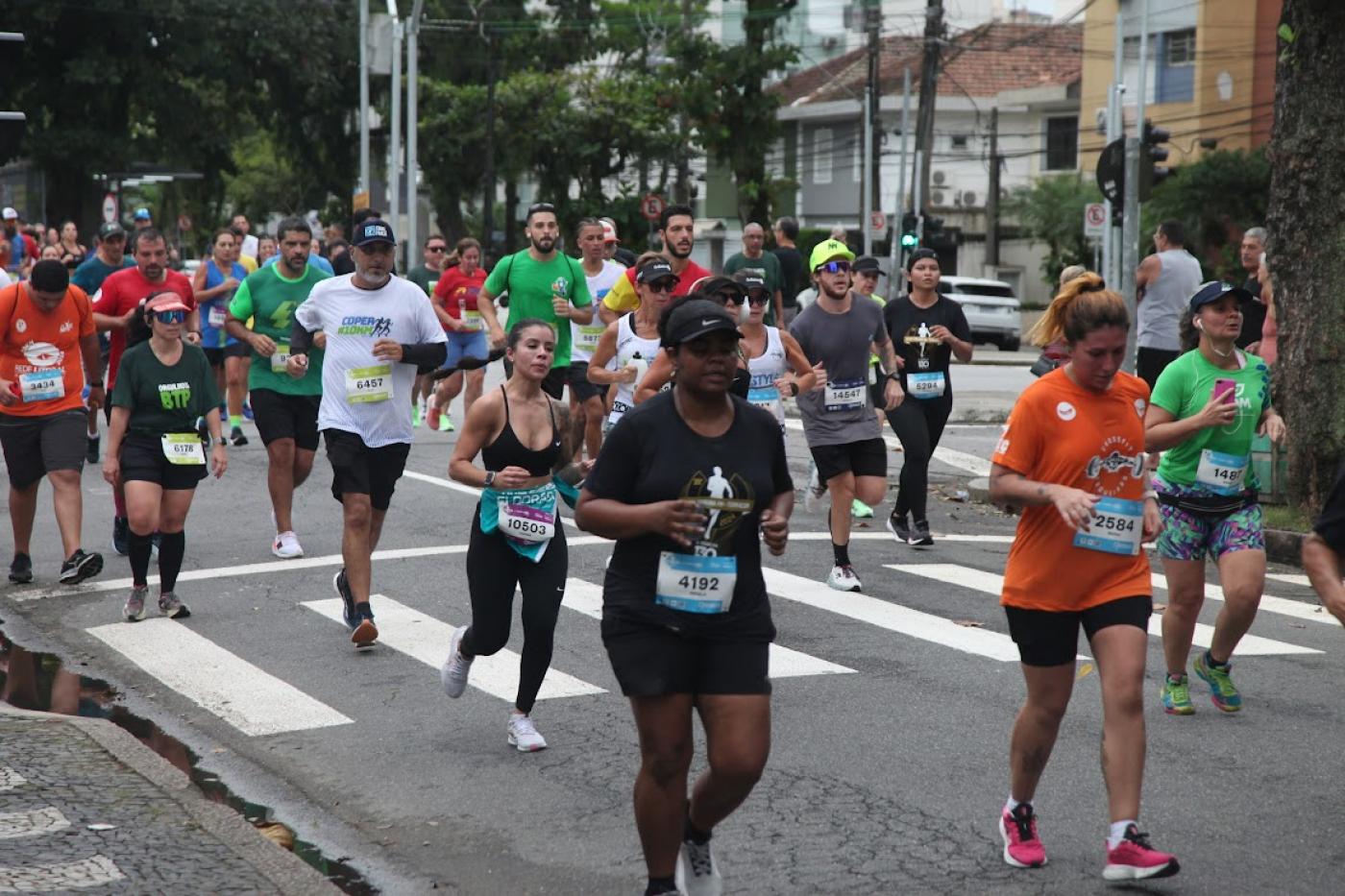 corredores em largada de prova #paratodosverem
