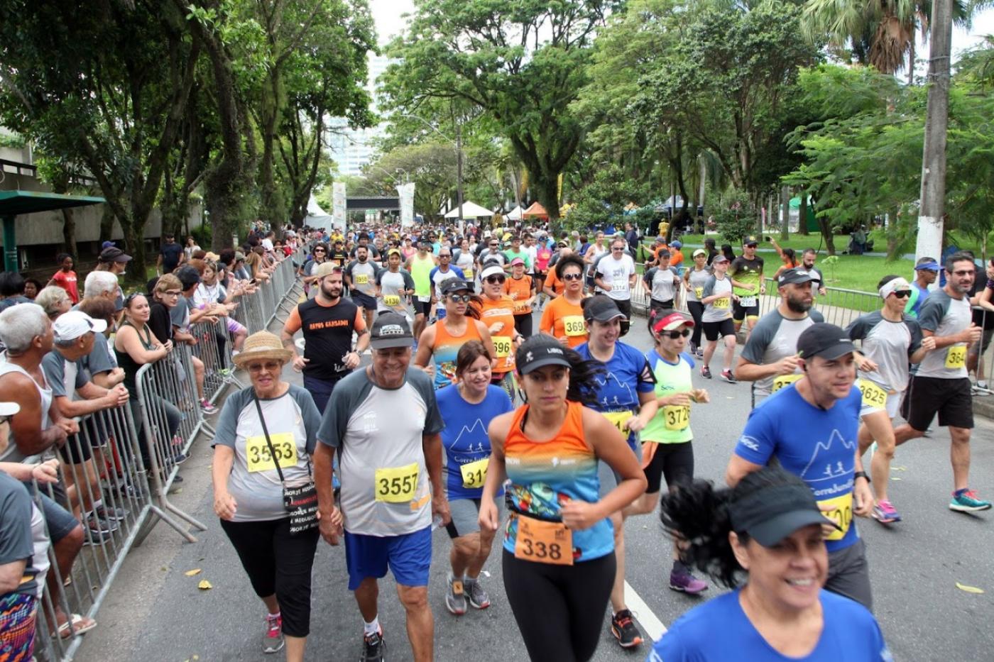 Participantes correm e andam pela pista. #paratodosverem