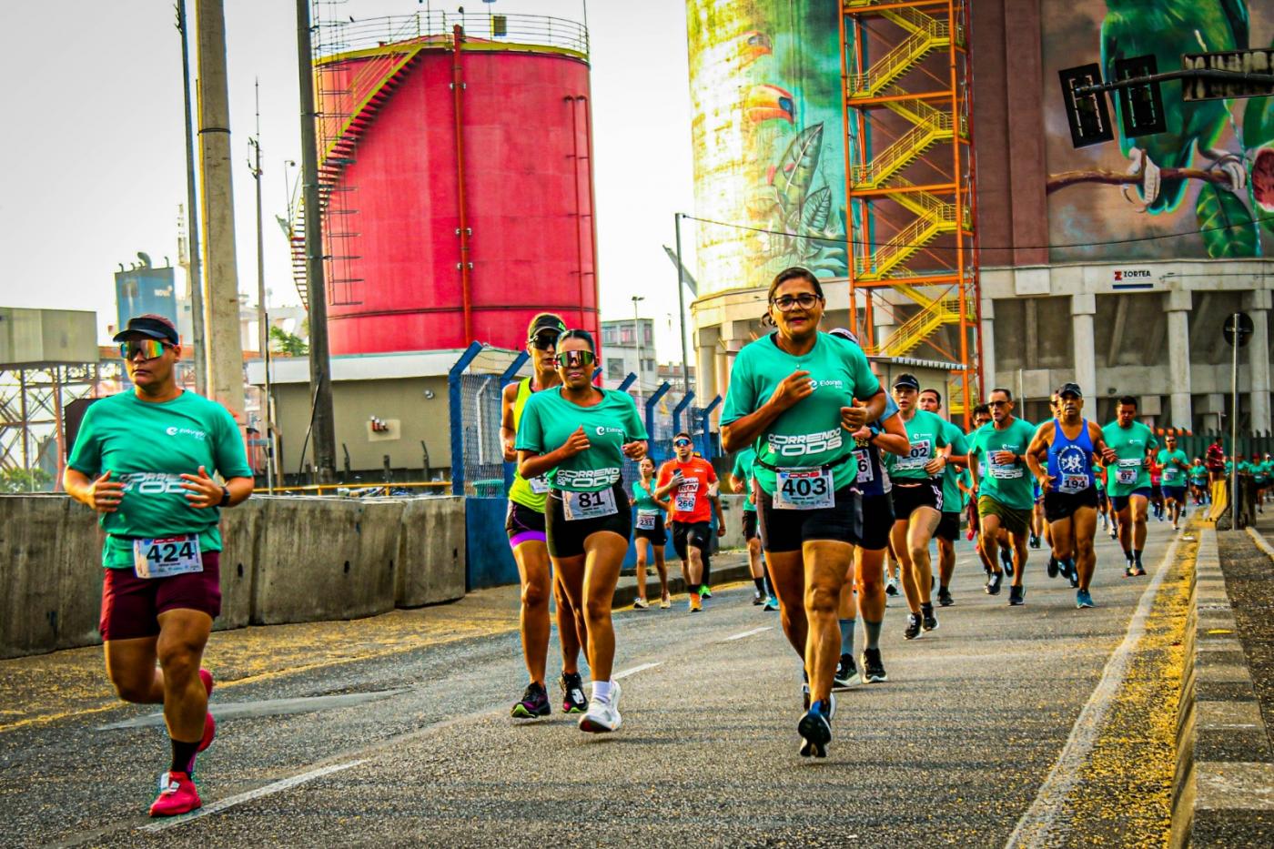 Corredores na avenida portuária. #Paratodosverem