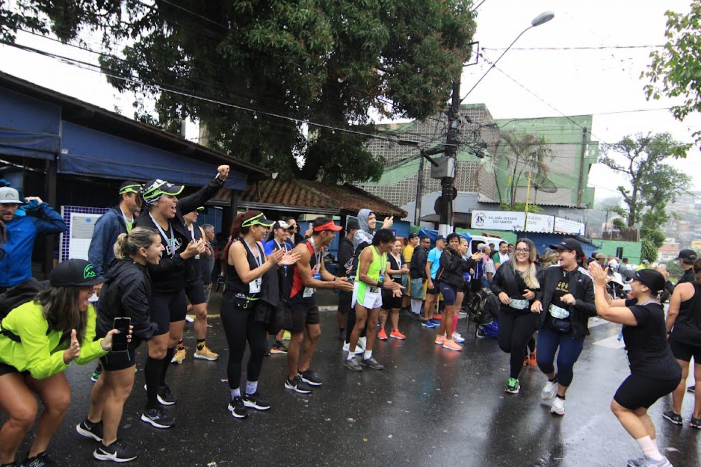 Atletas motivam outros atletas a completarem a prova. #pratodosverem