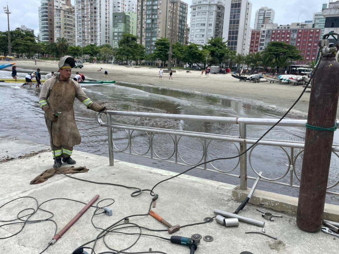 operário atuando em corrimão #paratodosverem