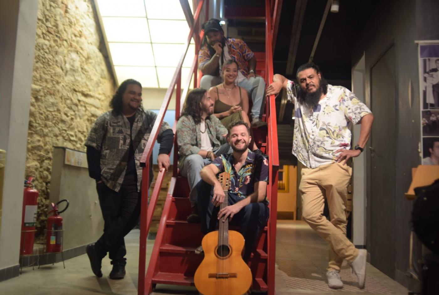 banda posa em escada #paratodosverem