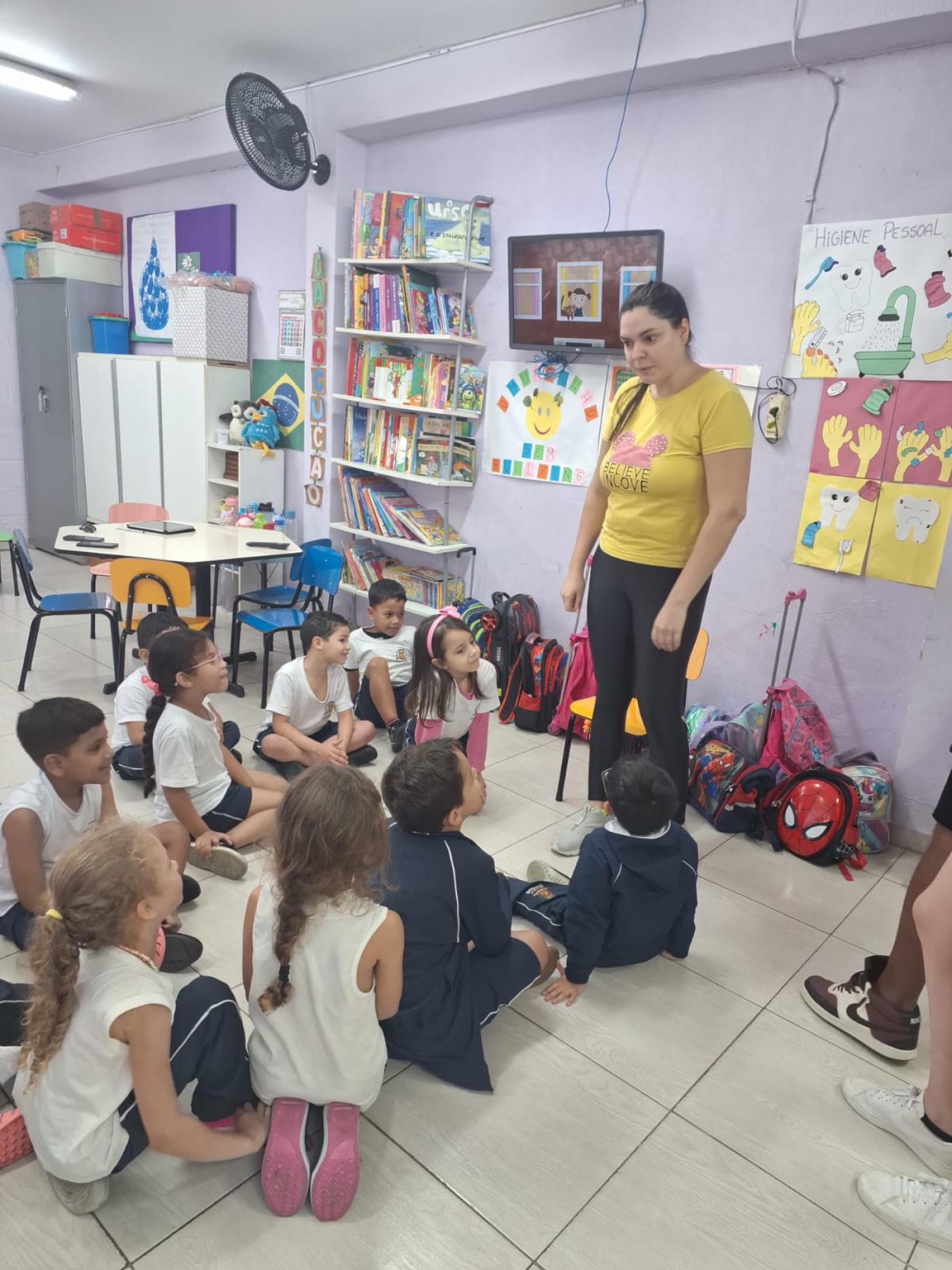 professora dá aula para alunos #paratodosverem 