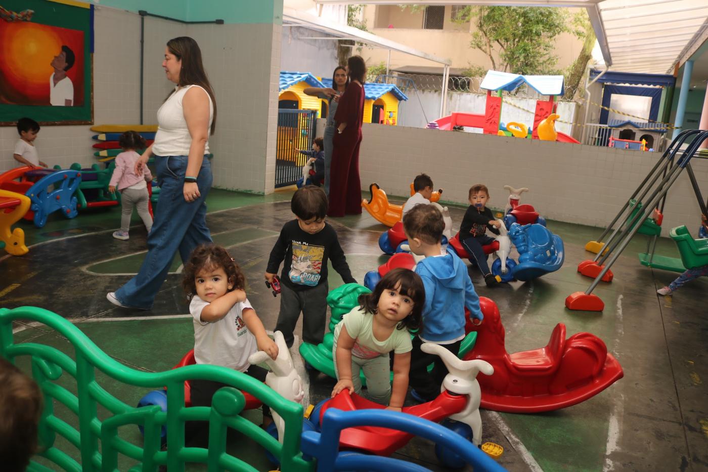 crianças brincam em creche. #paratodosverem