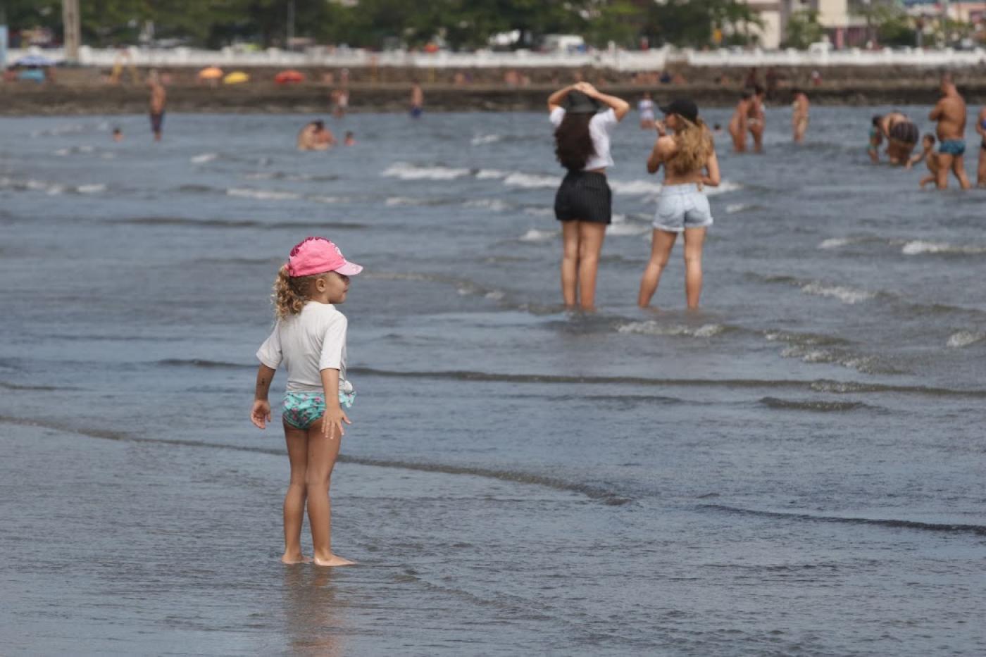 criança olha para o mar #paratodosverem