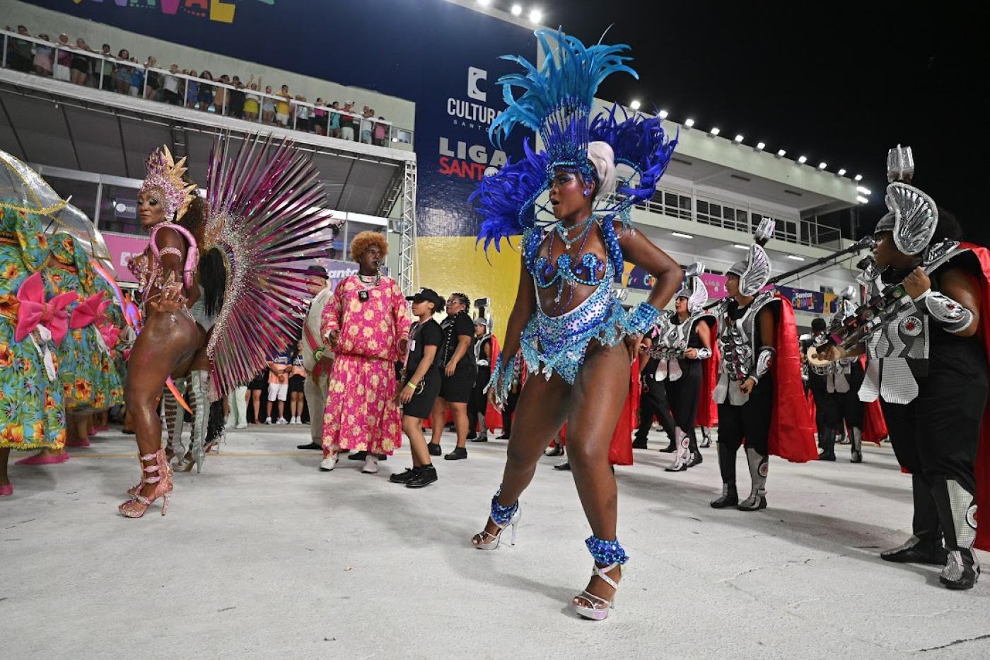pessoas desfilando no carnaval #paratodosverem 