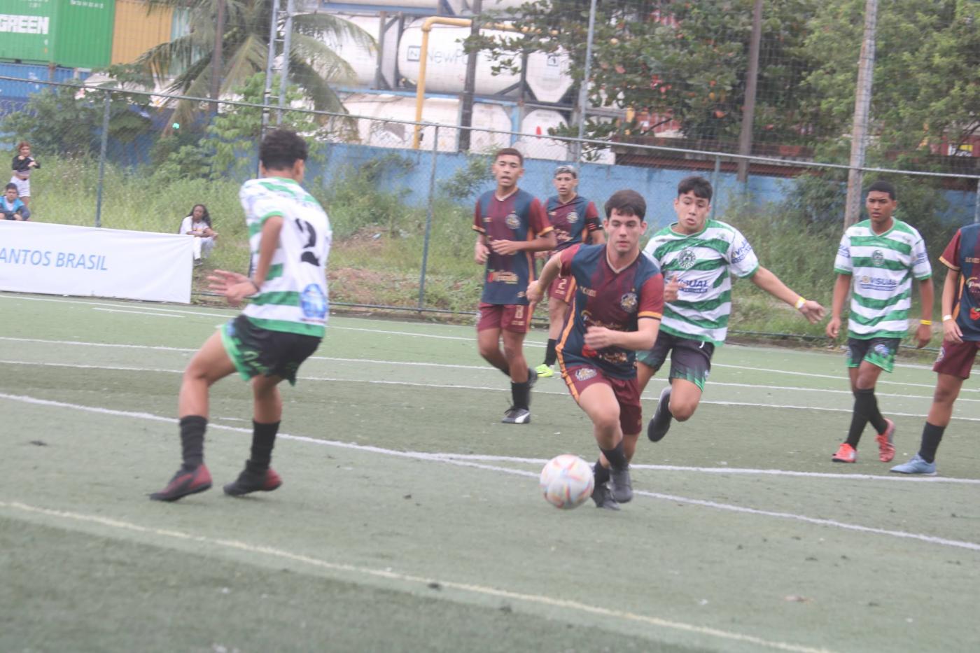 meninos jogam bola em campo. #paratodosverem