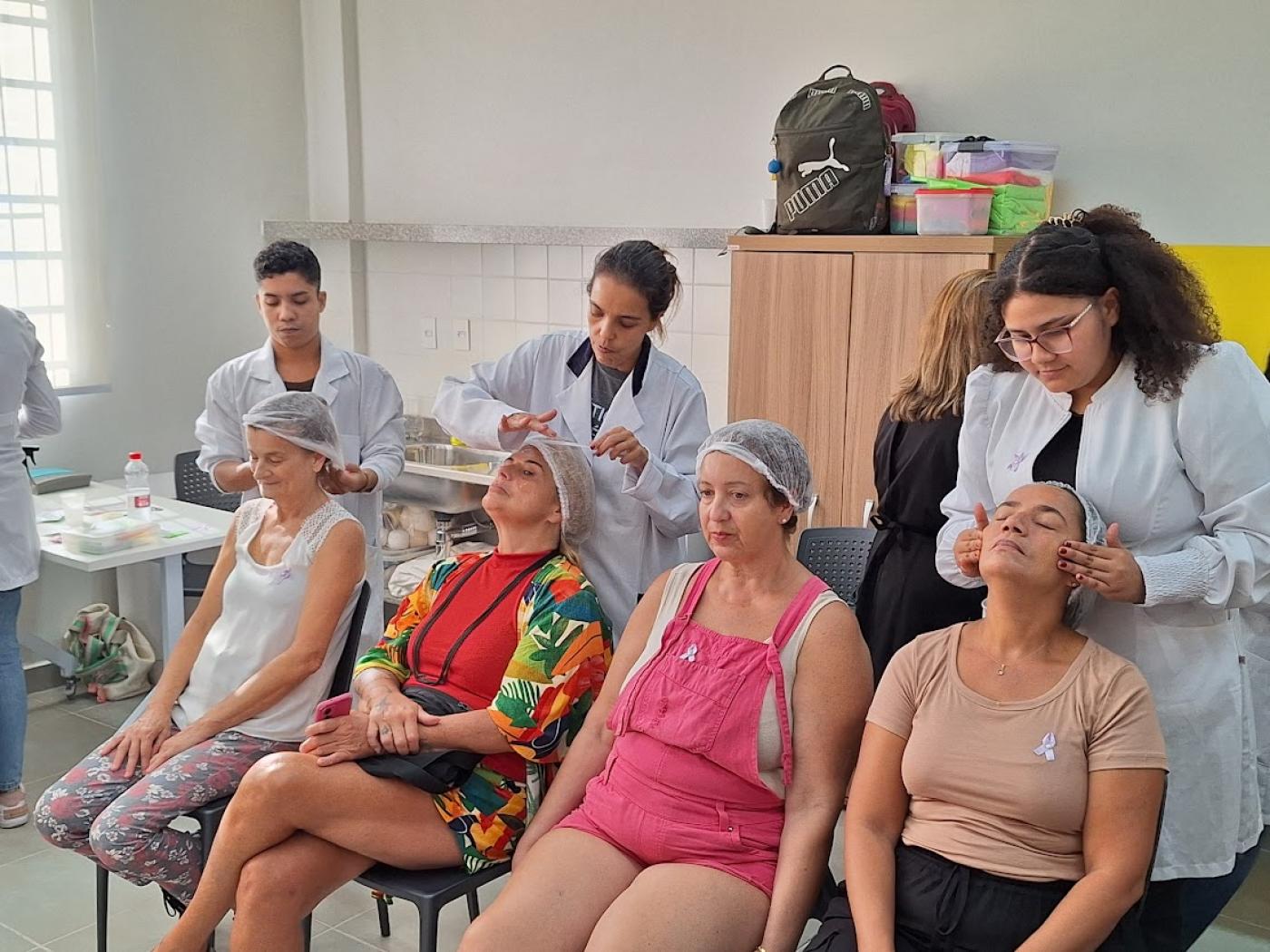 mulheres passando por cuidados no rosto #paratodosverem 