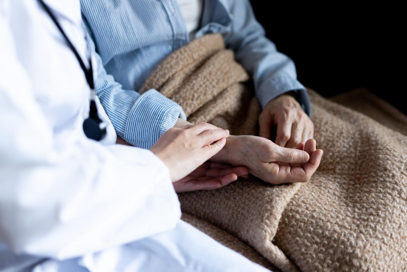 mãos de médico seguram mão de paciente idoso. #paratodosverem